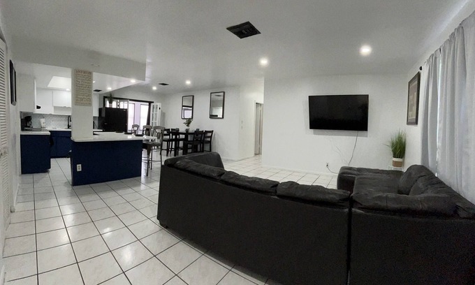 Lake Worth Corridor Apartamento | Spacious 4 Bd / 2 Ba perfect for any event