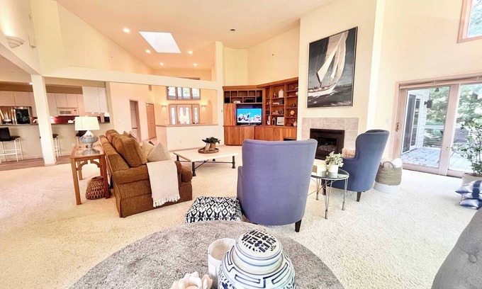 Fontana Casa | Spacious 4 BDR Home in Desirable Abbey Springs!