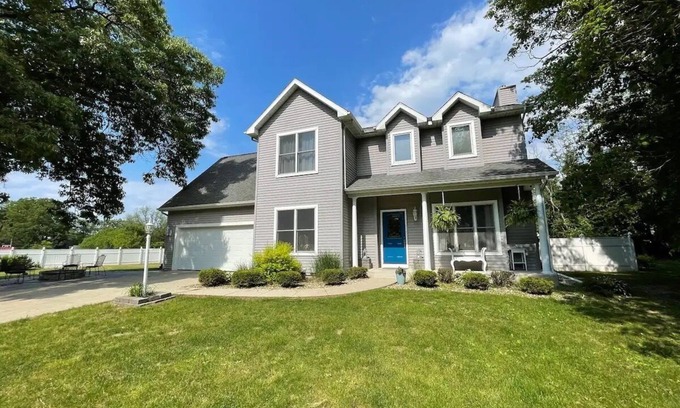 Stevensville Casa | Beautiful, Spacious 4 bedroom, 4 bath 1mile from the Lake.10 minutes to St. Joe