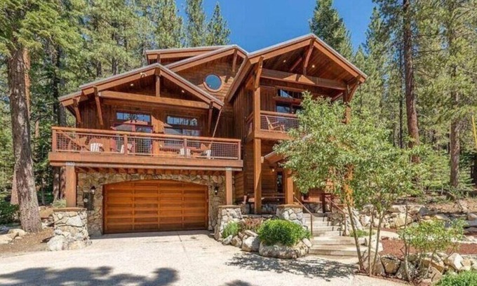 Pla-Vada Woodlands Casa | Spacious 4 bdrm + loft, Hot Tub, Game Room, Separate ADU, Ski Boreal, Sugar Bowl