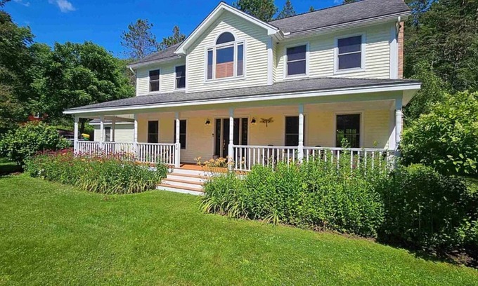 Waterbury Center Casa | Spacious 4 bed 2.5 bath Modern Colonial in Waterbury Center