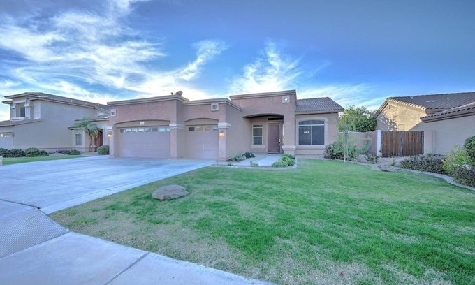 San Tan Ranch Casa | Spacious 4 bed 2 bath with Game Room and Hot Tub.