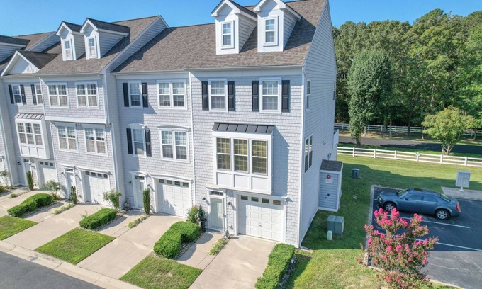 Long Neck Casa | Spacious 4-bed 3.5-bath Townhome in Long Neck with AC, Swimming Pool & Game Room