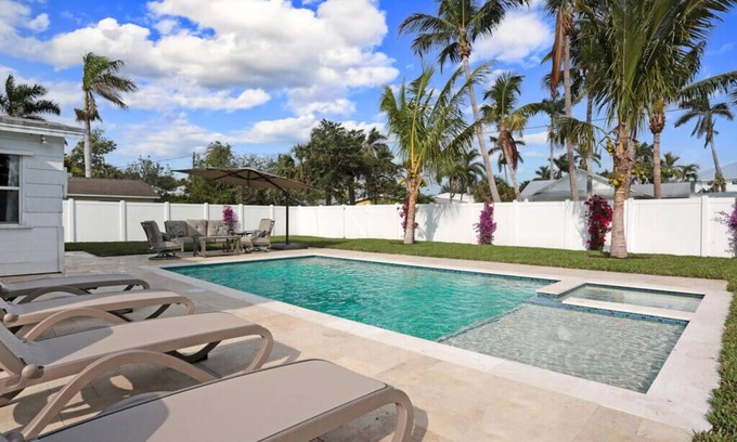 Lake Park Casa | Spacious 4 bed, 3 baths in highly desirable Lake Park.