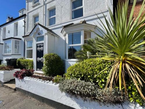 Pevensey Casa | Spacious 4-Bed Beach Retreat for Families Steps from the Shore in Pevensey Bay