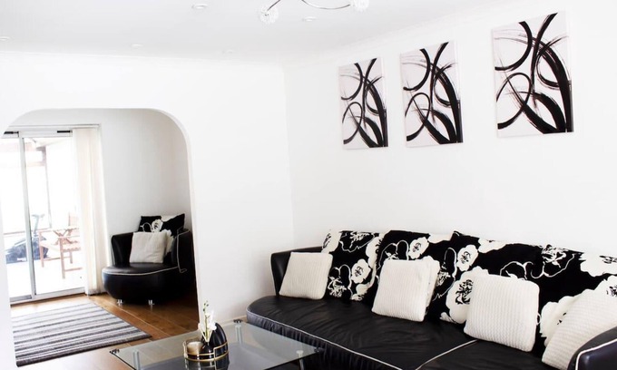 Two Mile Ash Casa | Spacious 4 Bed Home in Milton Keynes -free parking