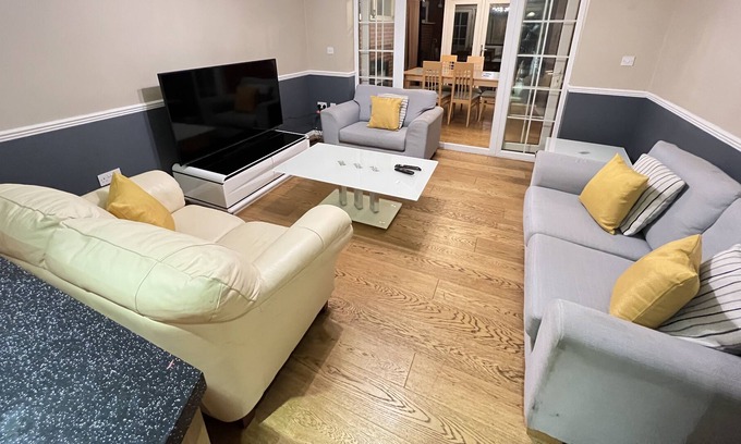 Sittingbourne Casa | Spacious 4 Bed House sleeps 8