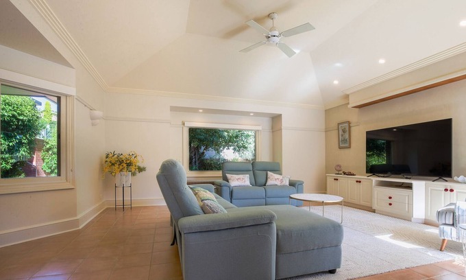 Surf Beach Casa | Spacious 4-Bed House with Outdoor Dining