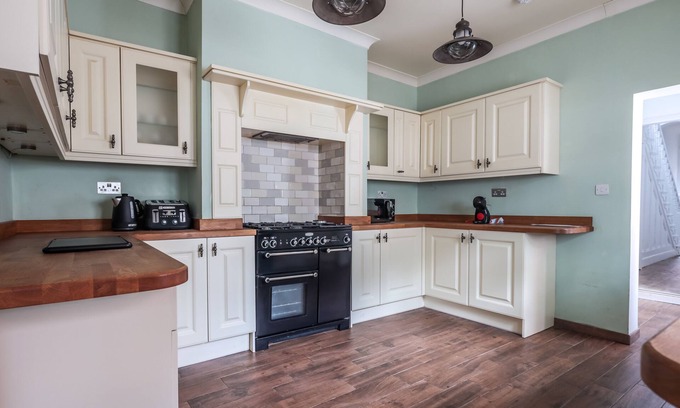 Handsworth Casa | Spacious 4 Bed House in Birmingham, Suitable for Contractors