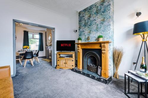 Crewe Casa | Spacious 4-Bed House in Crewe by 53 Degrees Property, Long-term discounts, Ideal for Contractors - FREE Parking - Sleeps 8