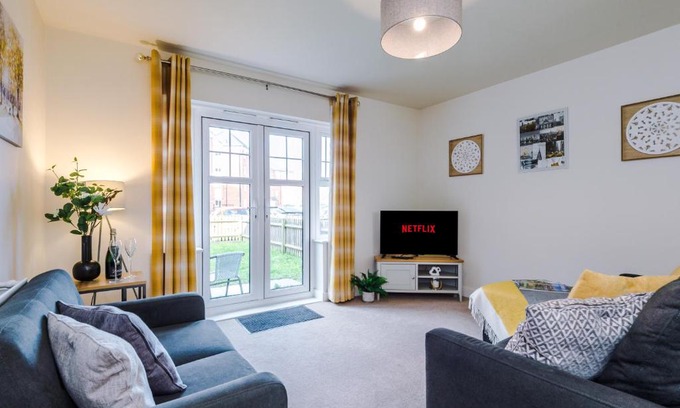 Crewe Casa | Spacious 4-Bed Townhouse in Crewe by 53 Degrees Property, Ideal for Contractors & Business, FREE Parking