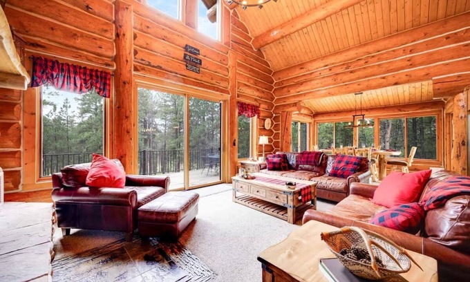 Colorado Springs Casa | Spacious 4-bedroom log cabin in beautiful Colorado Springs with fitness room