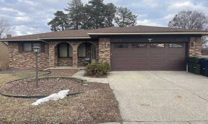 Sterling Heights Casa | Spacious 4 bedroom 7 beds house with AC, WiFi in welcoming Sterling Heights