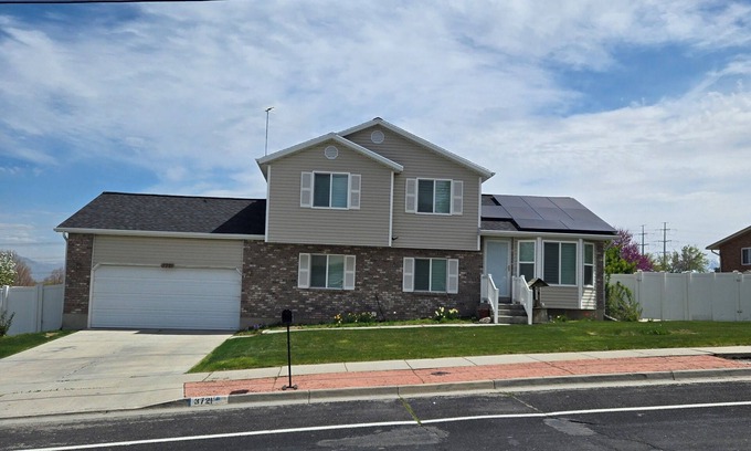 West Valley City Casa | Spacious 4-bedroom house with AC, WiFi in terrific West Valley City