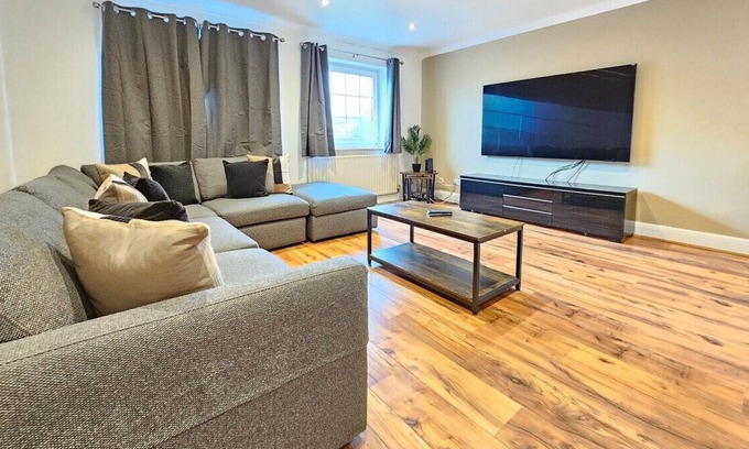 Pettits Casa | Spacious 4 Bedroom, Free Parking, Sleeps 7