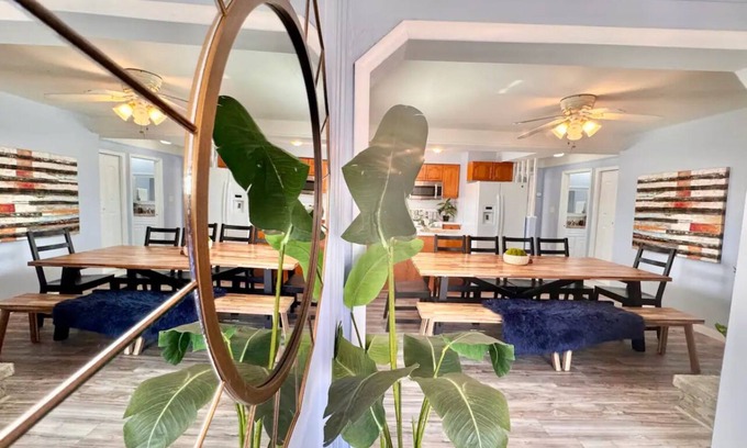 Madison Heights Casa | Spacious 4-bedroom house in fabulous Madison Heights with WiFi, AC, fitness room