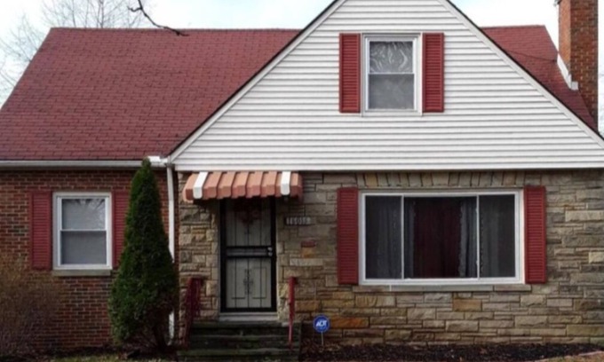 East Cleveland Casa | Spacious 4 bedroom house with bedrooms on the first floor. Travelers welcomed.