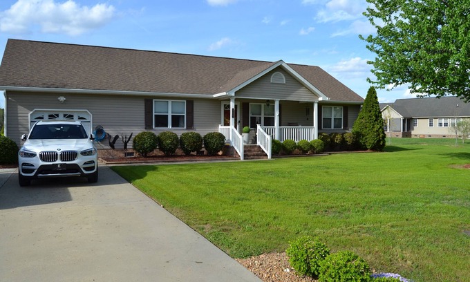 Elizabeth City Casa | Spacious 4-bedroom home with country charm in Elizabeth City.