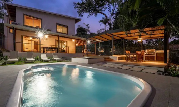 Jacó Casa | \Spacious 4-Bedroom with Private Pool and BBQ Patio