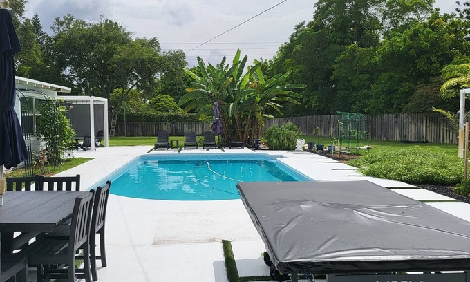 City Center Casa | Spacious 4-bedroom house in family friendly Coral Springs with all amenities.