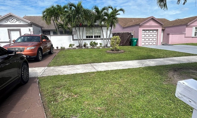 Miami Gardens Casa | Spacious 4 bedroom house with a sofa-bed in wonderful Miami Gardens with AC.