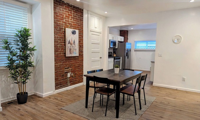 Greenfield Casa | Spacious 4-bedroom/ 2-bathroom house with WiFi and AC in charming Pittsburgh