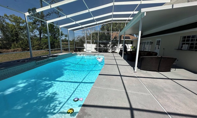Silver Lake Casa | Spacious 4 bedroom 3.5 bath POOL home W/ Gym!!