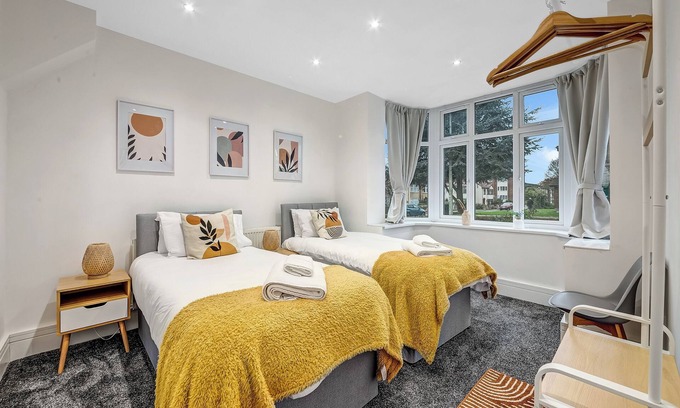 Cowley Casa | Spacious 4 bedroom 4 bath-Free Parking Great Links