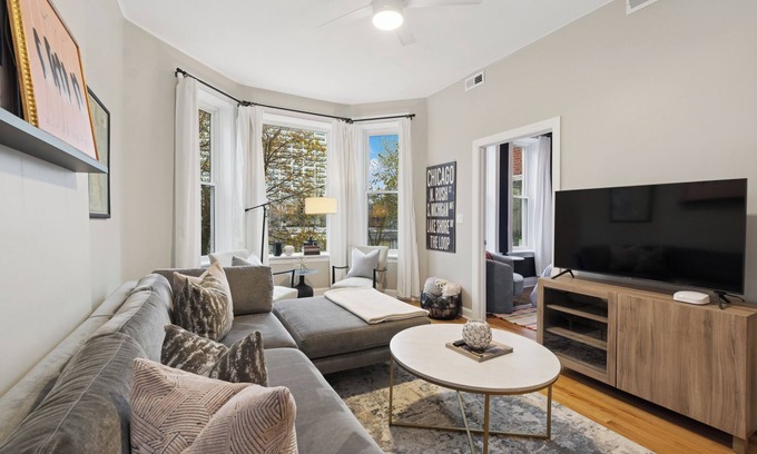 Uptown Apartamento | Spacious 4-bedroom apartment with WiFi, AC in brilliant Chicago