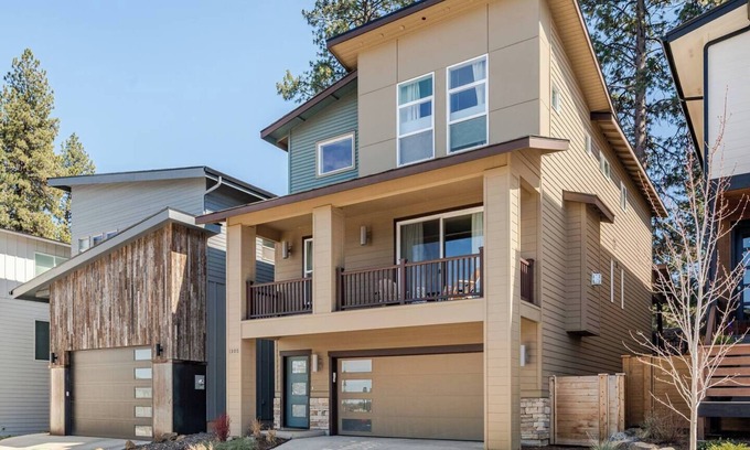 Southern Crossing Casa | Spacious 4-bedroom Bend house with AC on Canal close to Old Mill & Downtown