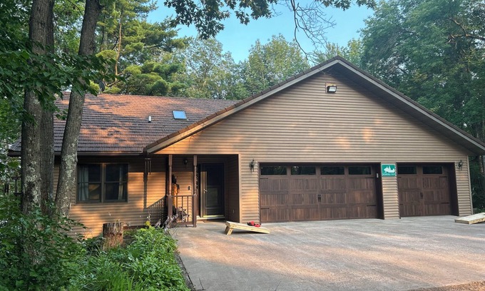 Hayward Cabina | Spacious 4-bedroom cabin in charming Hayward on Windigo Lake