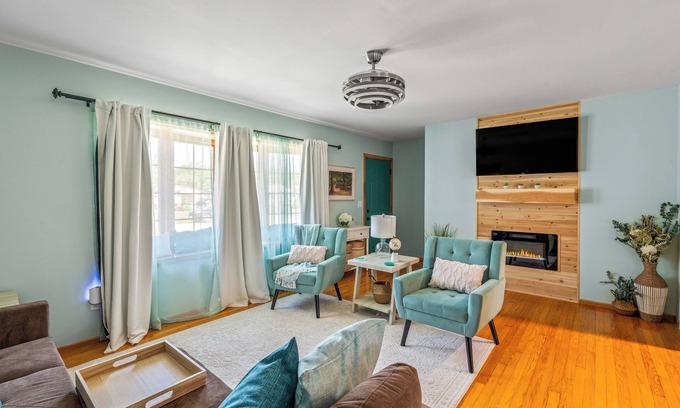 Racine Casa | Spacious 4-bedroom close to lake, large backyard, 2 king beds, great location