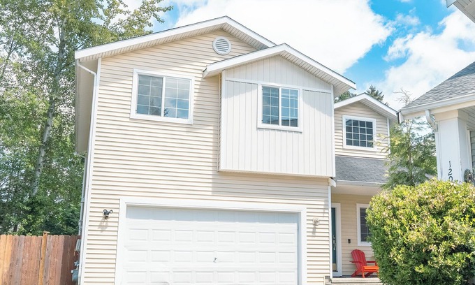 Paine Field-Lake Stickney Casa | Spacious 4 Bedroom Family Home on private road near I-5 & 405, Paine Field