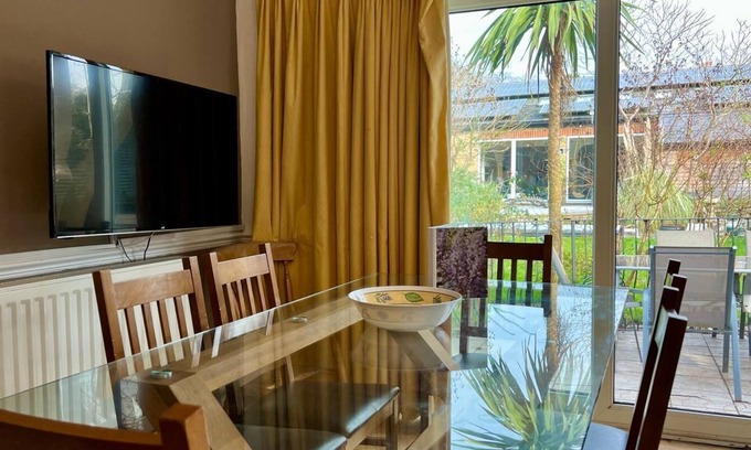 Lewisham Apartamento | Spacious 4 bedroom ground floor apartment with indoor pool and offroad parking