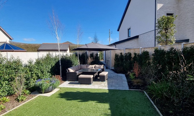 Greystones Casa | Spacious 4-bedroom house with south facing garden in tranquil Greystones WiFi
