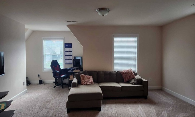 Burlington Casa | Spacious 4-bedroom house with WiFi and AC in Burlington. On a cul-de-sac.