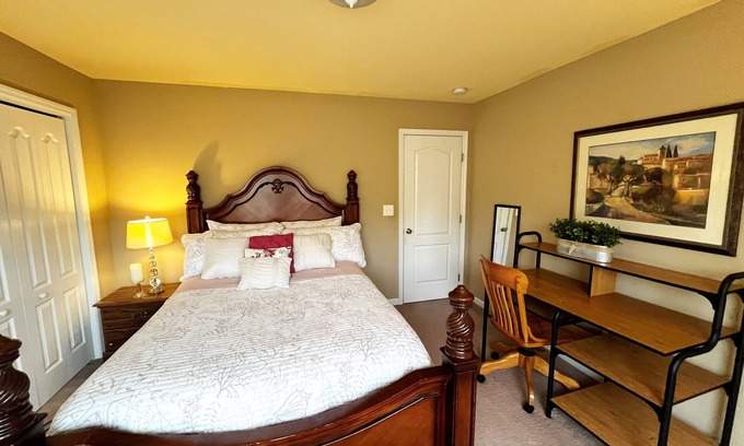 Normal Casa | Spacious 4-Bedroom House Centrally Located in Lovely Huntsville