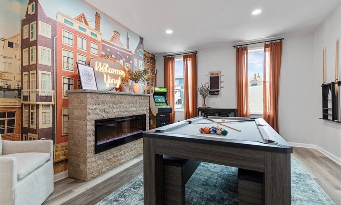 Pittsburgh Casa | Spacious 4 bedroom House with Firepit, Pool Table, Games, and King Beds