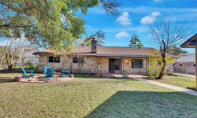 Egger Acres Casa | Spacious 4-bedroom house w/fenced yard - monthly discounts for longer bookings