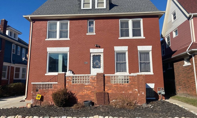 Detroit Casa | Spacious 4-bedroom Historic house with WiFi in heart of Detroit/Free Parking!