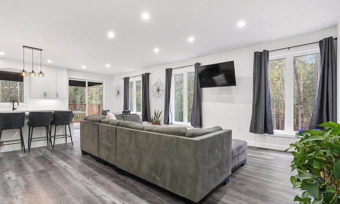 Highlands East Casa | Spacious 4-bedroom house in peaceful Tory Hill with WiFi, fitness room