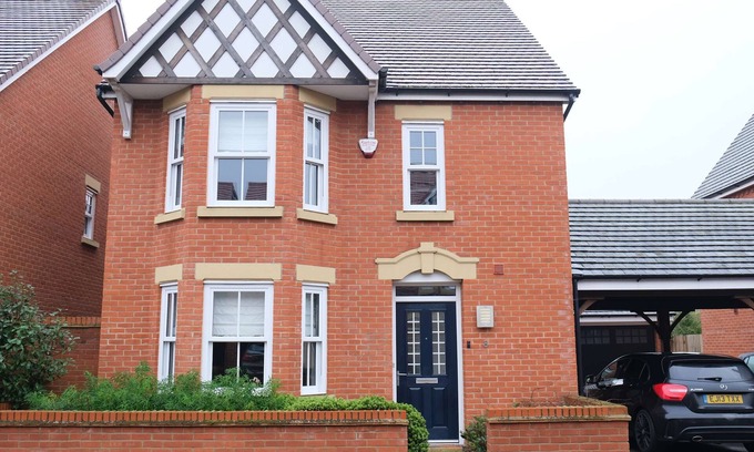 Bedford Casa | Spacious 4 Bedroom Home with Garden in Bedford