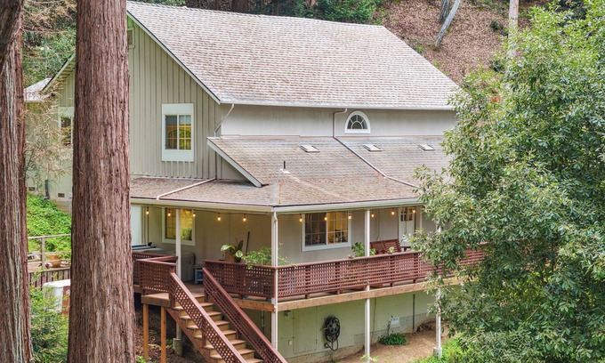 Brookdale Casa | Spacious 4-bedroom house in lovely Brookdale with fitness room, WiFi