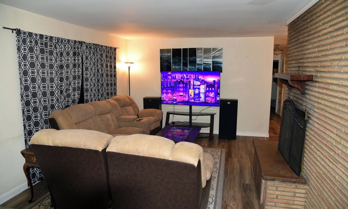 Englewood Casa | Spacious 4-bedroom house in charming Englewood with AC
