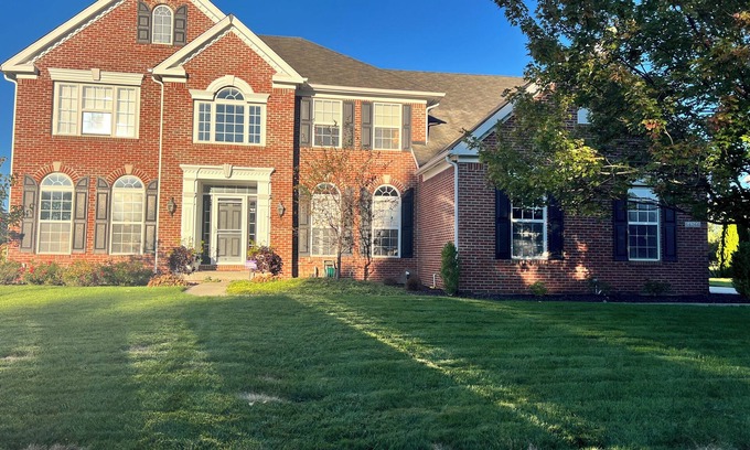 Maxwell Casa | Spacious 4-bedroom house with fitness room one mile from Geist - Fishers