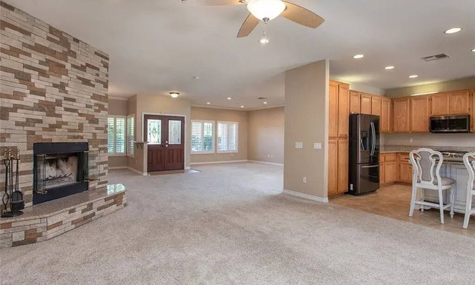 Lancaster Casa | Spacious 4-bedroom house with WiFi, fitness room in charming Lancaster.