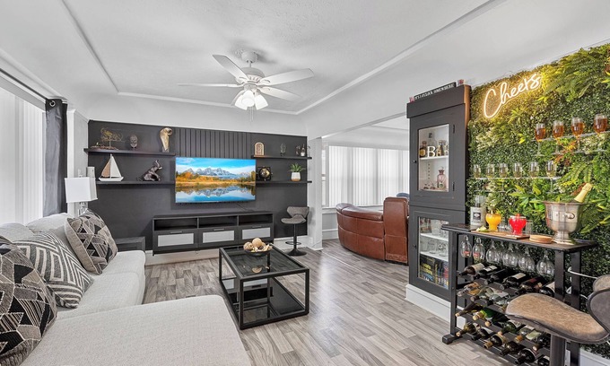 Burnham Park Casa | Spacious 4-bedroom house near downtown Milwaukee