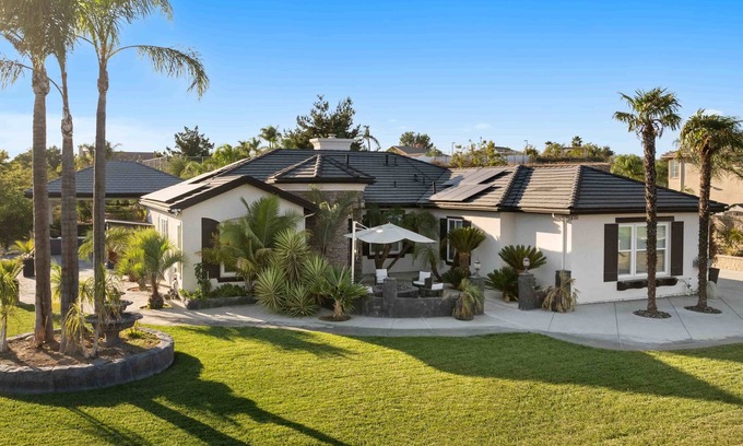 Riverside Casa | Spacious 4-bedroom house in delightful Riverside with WiFi, AC