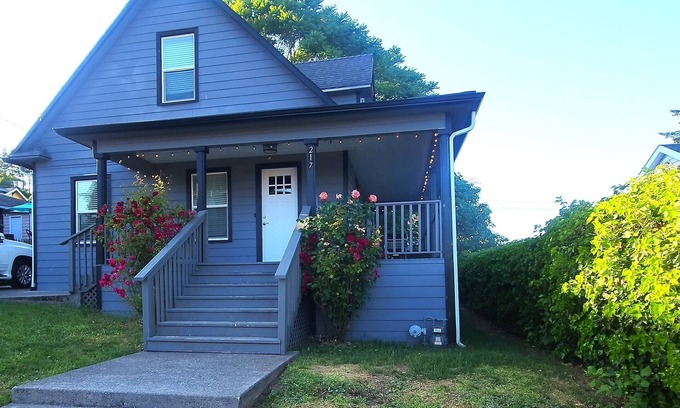 Camas Casa | Spacious 4 bedroom home in the heart of camas!