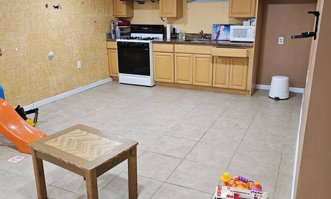 Edison Casa | Spacious 4-Bedroom Home in Edison Perfect for Your Stay, Direct Train to NYC!